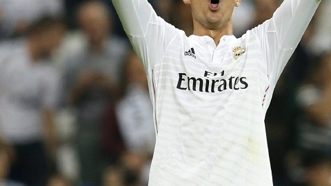 GRA542. MADRID, 23/09/2014.- El delantero portugués del Real Madrid Cristiano Ronaldo celebra su tercer gol ante el Elche, cuarto para el equipo, durante el partido correspondiente a la quinta jornada de Liga que el conjunto blanco disputa ante el Elche esta noche en el estadio Santiago Bernabéu. EFE/JuanJo Martín