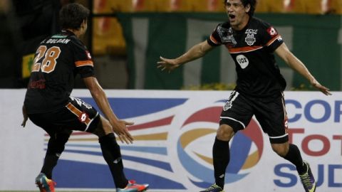 Blas Cáceres (d) marcó uno de los goles del General Díaz ante Nacional en la ida.