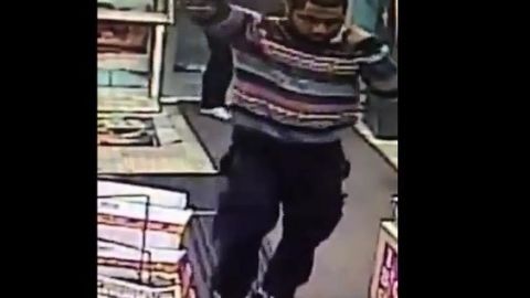 El sospechoso fue descrito como de 28 años, 6 pies de estatura y 200 libras de peso.