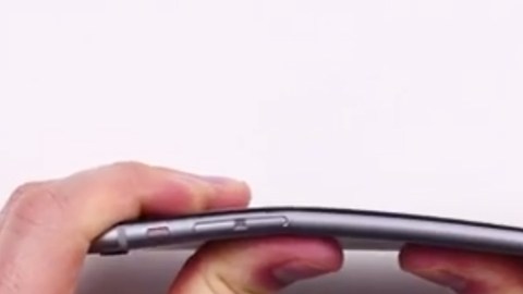 En el video publicado en YouTube, parece como si el iPhone 6 Plus tolerara doblarse sin romperse.