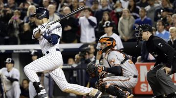 Derek Jeter conecta un hit en su última aparición en el Yankee Stadium.