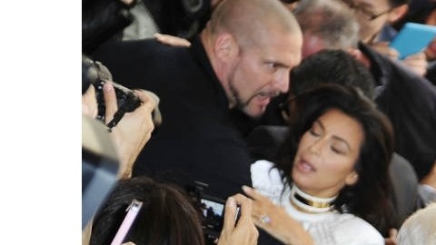 Kim se aterrorizó muchísimo cuando fue abatida por un hombre a su llegada a un desfile.