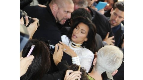Kim se aterrorizó muchísimo cuando fue abatida por un hombre a su llegada a un desfile.