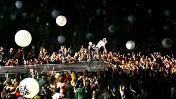 Delirio en el Garden: Enrique Iglesias y Pitbull con sus fans.