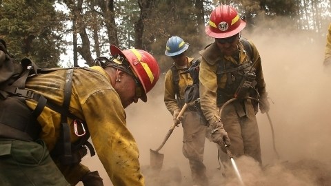 La lluvia que cayó ayer en la región ayudó a los bomberos.