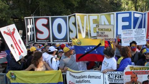 SOS Venezuela capítulo de NYC estimó que 500 personas participaron en la manifestación.