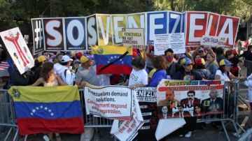SOS Venezuela capítulo de NYC estimó que 500 personas participaron en la manifestación.
