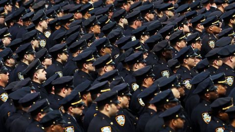 Los hispanos son casi el 27% del total de 34,451 miembros del NYPD.