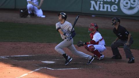 Derek Jeter contempla su hit en el tercer inning del partido entre Yankees y Medias Rojas.