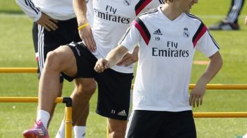 Luka Modric (der.), Gareth Bale (centro) y  Cristiano Ronaldo  (izq.) estarán hoy en acción frente al Villarreal.