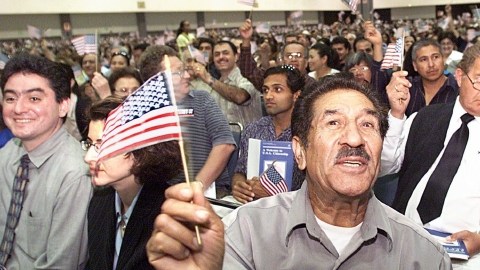 El alto costo del proceso de naturalización impide que muchas personas se hagan ciudadanos.