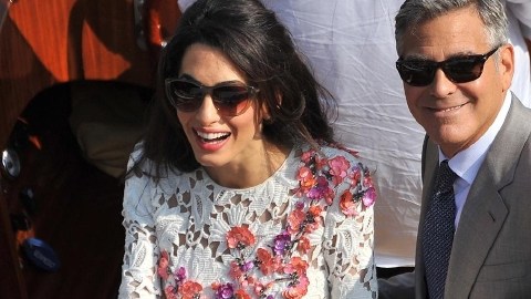 Tras cuidar que la boda fuese muy privada, los recién casados posaron ayer para los paparazzis en Venecia.