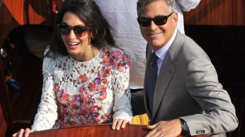 Tras cuidar que la boda fuese muy privada, los recién casados posaron ayer para los paparazzis en Venecia.