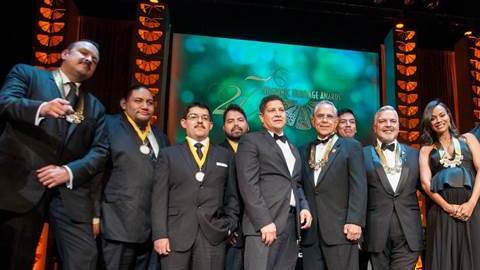 Desde la izq., Pepe Aguilar, integrantes de la Carl Hayden High School Robotics Team, José Antonio Tijerino, Cong. Rubén Hinojosa, Henry R. Muñoz III, Zoe Saldaña, Bernie Williams y Carlos Vives.