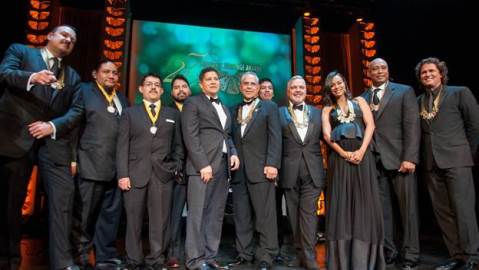 Desde la izq., Pepe Aguilar, integrantes de la Carl Hayden High School Robotics Team, José Antonio Tijerino, Cong. Rubén Hinojosa, Henry R. Muñoz III, Zoe Saldaña, Bernie Williams y Carlos Vives.