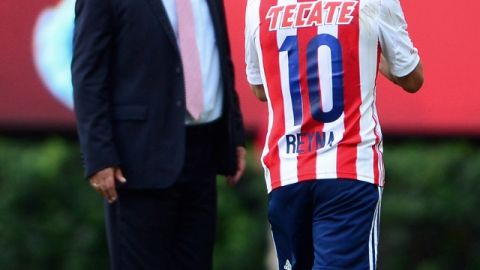 Carlos Bustos (izq.) no oculta su molestia, mientras Ángel Reyna va cabizbajo tras haber fallado un penal.