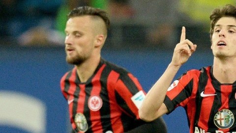 Lucas Piazon (d) celebra el gol del triunfo del   Eintracht.
