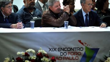 El ex presidente brasileño Luiz Inacio Lula da Silva (c) saluda al público durante la ceremonia de apertura del Encuentro Latinoamericano Progresista 2013 celebrada en Sao Paulo.