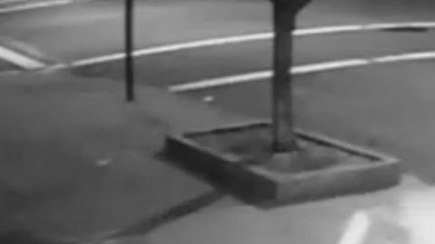 La imagen del sospechoso quedó grabada en un video de seguridad.