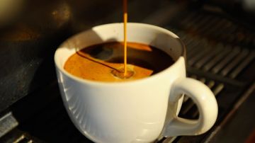 Además del café regular gratis, también por tan sólo un $1 puedes obtener un mocha o un latte.