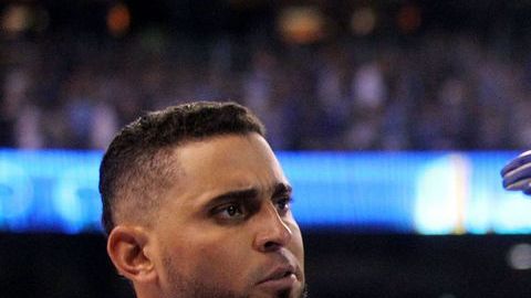 Aoki celebra con Omar Infante tras un fly de sacrificio.