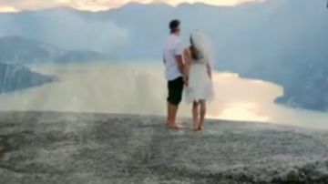 Un video de una pareja de amigos simulando una boda en una cima inspiró el casamiento de Jamie y David (en la foto).