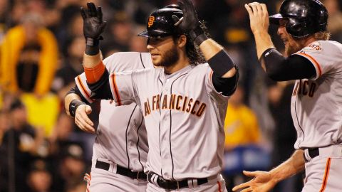 Brandon Crawford festeja con sus compañeros tras conseguir un vuelacercas con bases llenas en el cuarto inning.