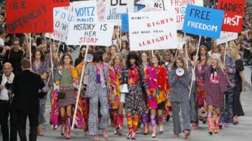 Lagerfeld justificó la idea de su desfile al recordar que su madre fue una feminista.