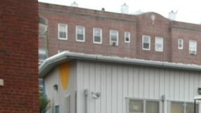 Niños salen de un tráiler en la escuela pública Mariano Jeantet (P.S. 19Q), en Corona, Queens.