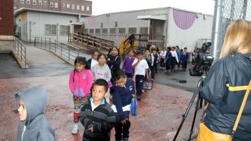 Niños salen de un tráiler en la escuela pública Mariano Jeantet (P.S. 19Q), en Corona, Queens.
