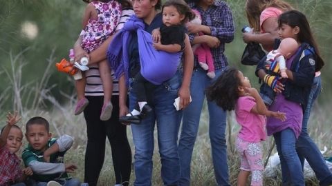 Madres migrantes y sus hijos son detenidos a diario a su paso por la frontera.