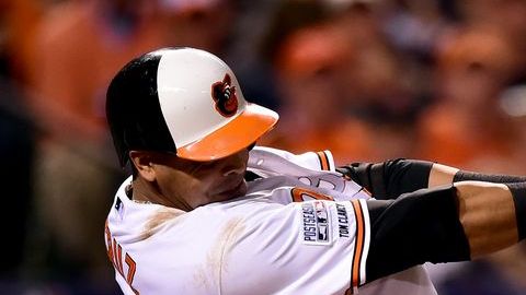 Nelson Cruz #23 de los Orioles Baltimore conecta un sencillo en el octavo inning.