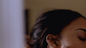 Levy despliega toda su sensualidad en esta cinta.