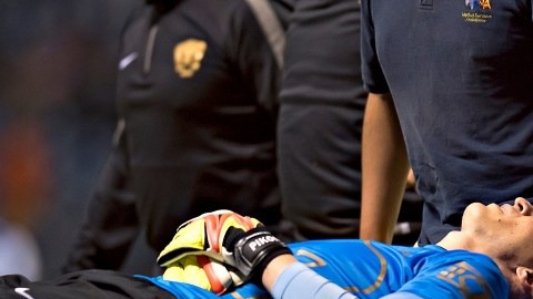 Alejandro  Palacios, de Pumas,  salió en camilla.