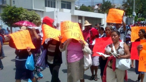 Los familiares de los estudiantes en Iguala exigen justicia a las autoridades.