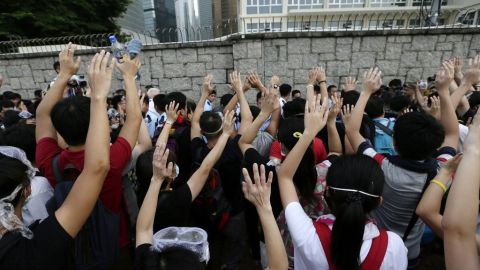 Las autoridades piden a los manifestantes no bloquear los accesos a edificios oficiales.