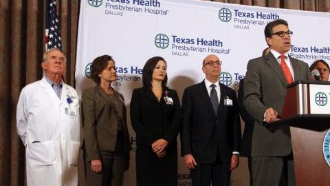 El gobernador de Texas Rick Perry estuvo en el hospital donde es tratado el paciente.
