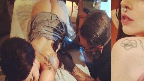 Aunque el tatuaje era en la espalda, la estrella mostró el trasero al descubierto.