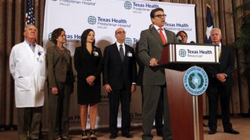 El gobernador de Texas, Rick Perry, habla en el Hospital Presbiteriano de Dallas,  en donde se encuentra ingresado el primer paciente diagnosticado con el virus en el país.