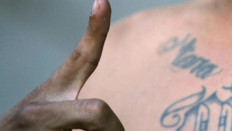 Un pandillero de MS-13 hace uno de los característicos gestos de la pandilla.