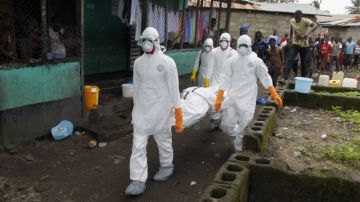 Traslado de un cadáver de una supuesta víctima del virus del ébola en una barriada de Logan, en Liberia.