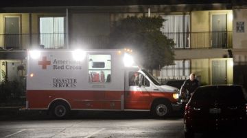 Una ambulancia de la Cruz Roja entrega sábanas y otros utensilios hospitalarios en el apartamento donde se encuentra aislada la familia del enfermo de ébola Thomas Eric Duncan.