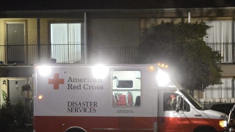 Una ambulancia de la Cruz Roja entrega sábanas y otros utensilios hospitalarios en el apartamento donde se encuentra aislada la familia del enfermo de ébola Thomas Eric Duncan.