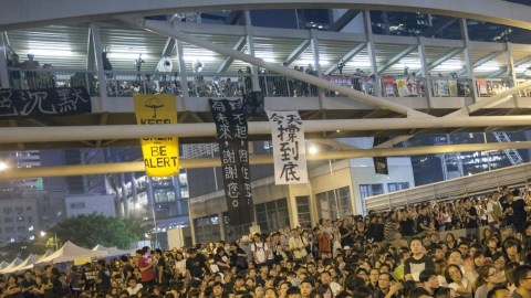 Los manifestantes volvieron a la calle en  Hong Kong para protestar la violencia de los simpatizantes del gobierno y exigieron una investigación.