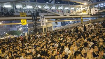 Los manifestantes volvieron a la calle en  Hong Kong para protestar la violencia de los simpatizantes del gobierno y exigieron una investigación.