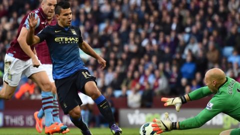 Brad Guzan (der,) portero del Aston Villa, le gana el mano a mano a Sergio Agüero (izq.) en un trámite del partido disputado ayer en el Villa Park de Birmingham.