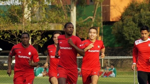 Jugadores del Toluca en una práctica previa al partido de hoy contra Puebla