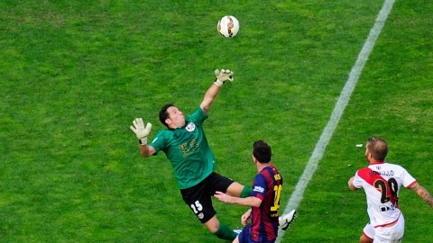 Lionel Messi (centro) define con una vaselina   por arriba del portero Toño  Rodríguez del   Rayo Vallecano.
