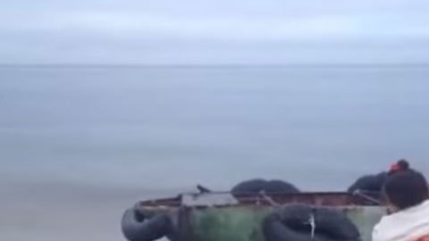 Al segundo día de haber partido de la isla, el motor de la embarcación se descompuso.