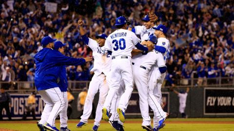 Los miembros de los Reales celebran alborozados después de despachar por barrida a los favoritos Angels.